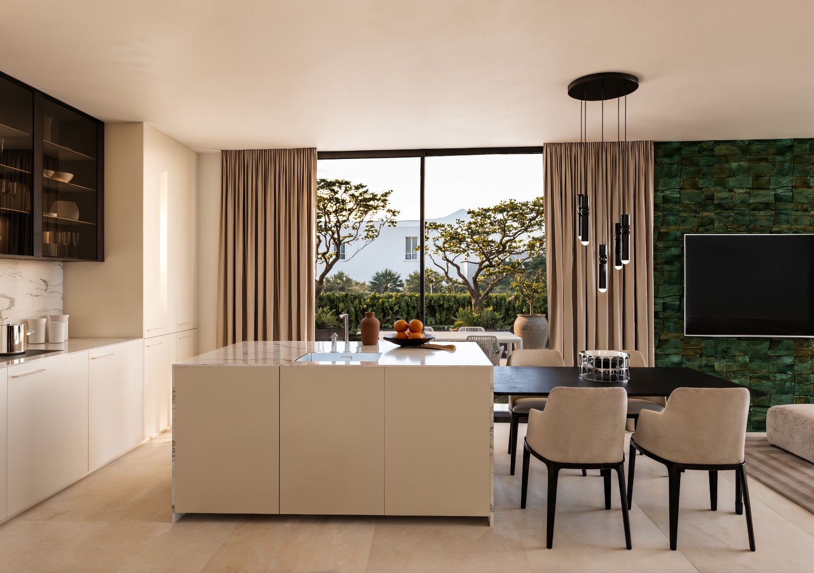 Cocina y comedor con muro de piedra verde